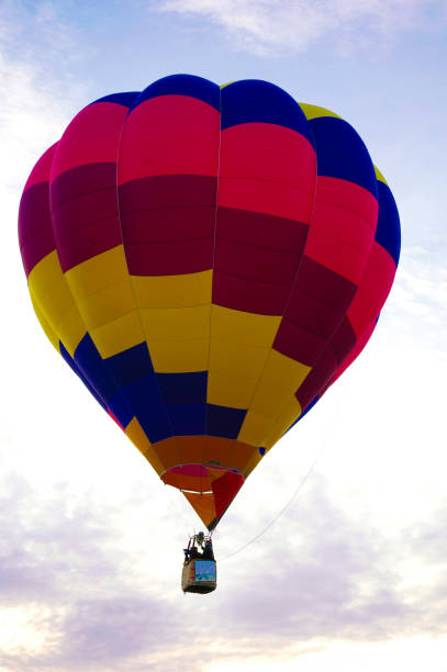 montgolfière colorée dans les airs, ciel brillant du matin - hot air balloon flying heat people photos et images de collection