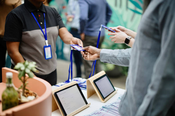 persone che si registrano per l'evento della conferenza - event foto e immagini stock