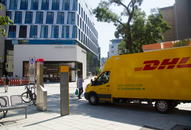 luxe shopping street summer cityscape europe de l’ouest souabe - deutsche post ag photos et images de collection