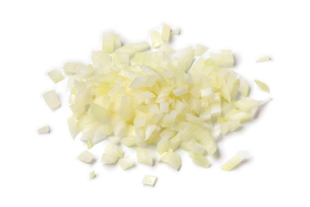 mucchio di cipolle crude bianche appena tagliate su sfondo bianco da vicino - onion foto e immagini stock