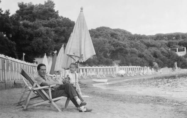 padre e figlia in spiaggia, 1952. - anno 1952 foto e immagini stock