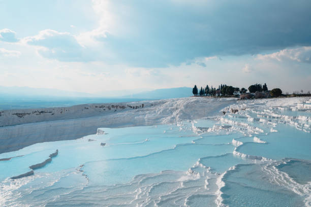 belle vue panoramique sur les piscines en travertin à pamukkale à hiérapolis - hierapolis photos et images de collection