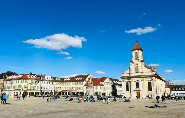 praça do mercado de ludwigsburg em um dia ensolarado em março - ludwigsburg - fotografias e filmes do acervo