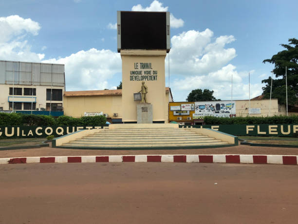 denkmal im pk0 stadtzentrum in bangui, zentralafrikanische republik - bangui stock-fotos und bilder