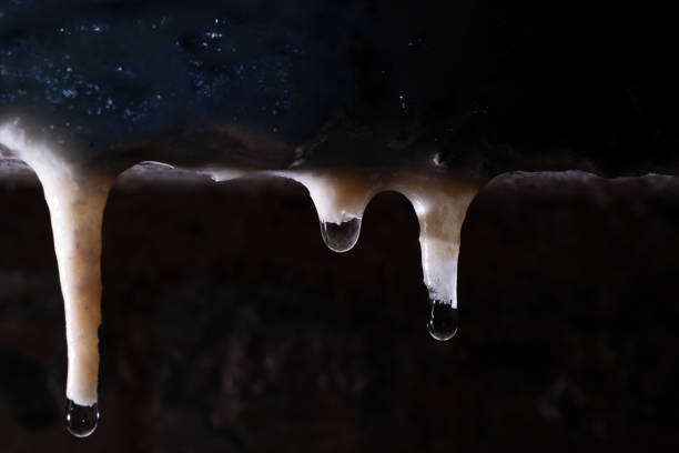 gotas de agua goteando de tres pequeñas estalactitas - formación karst fotografías e imágenes de stock