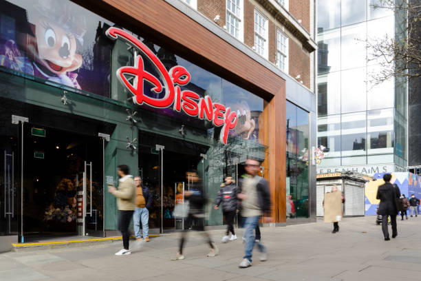 exterior of disney store with blurred motion of people on city street - crowd store europe city street imagens e fotografias de stock