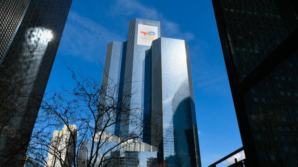 Exterior view of the headquarters of the oil company TotalEnergies, formerly known as Total Paris-La Défense, France, March 14, 2022: Exterior view of the tower housing the headquarters of the oil company TotalEnergies, formerly known as Total total amount stock pictures, royalty-free photos & images