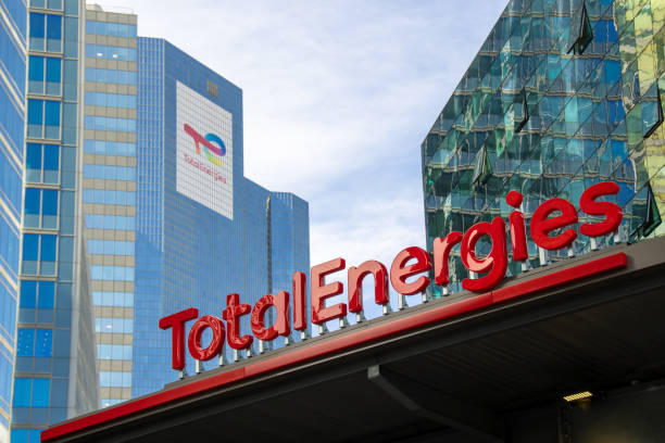 Exterior view of the headquarters of the oil company TotalEnergies, formerly known as Total Paris-La Défense, France, March 14, 2022: Exterior view of the tower housing the headquarters of the oil company TotalEnergies, formerly known as Total total amount stock pictures, royalty-free photos & images