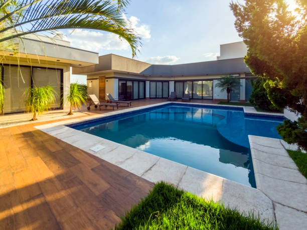 casa moderna con piscina - swimming pool luxury mansion holiday villa foto e immagini stock