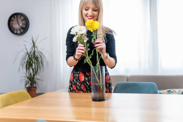 istock Arranging flowers in her home 1385202432