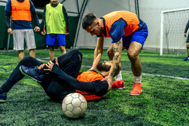 istock Soccer player get got injured in the game 1385202594