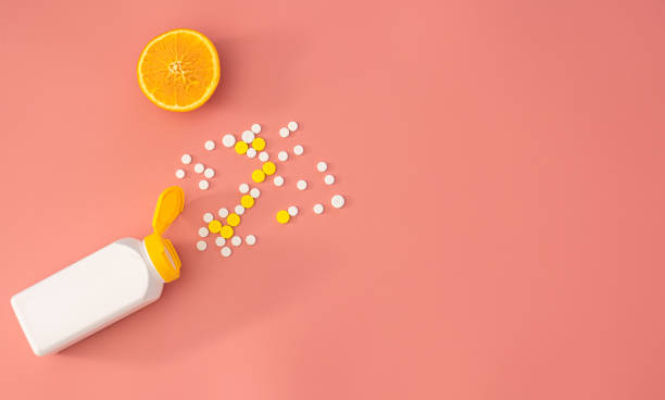 istock Scattered pills on a pink background, flat lay. 1385203528