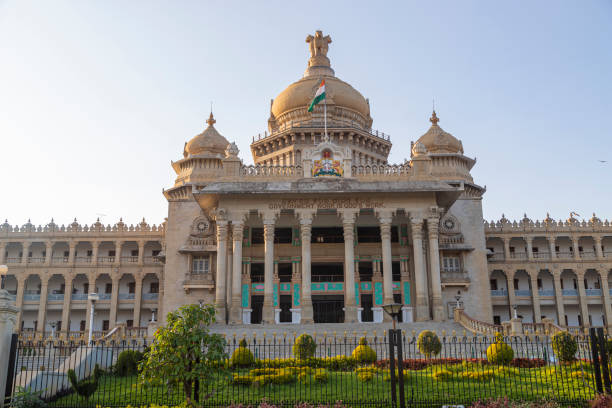 panoramiczny widok na vidhana soudha budynek legislatury stanu bangalore, bangalore, indie - bangalore india parliament building vidhana soudha zdjęcia i obrazy z banku zdjęć