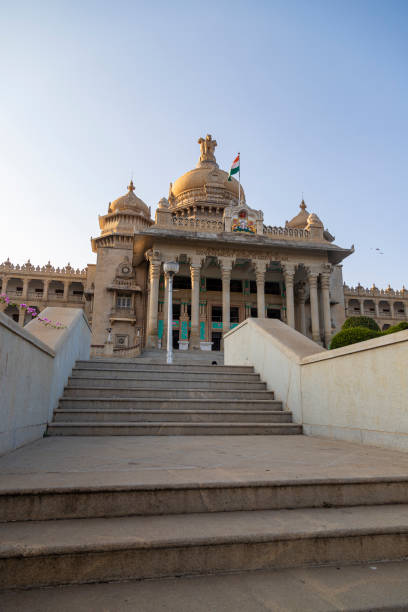 panoramiczny widok na vidhana soudha budynek legislatury stanu bangalore, bangalore, indie - bangalore india parliament building vidhana soudha zdjęcia i obrazy z banku zdjęć