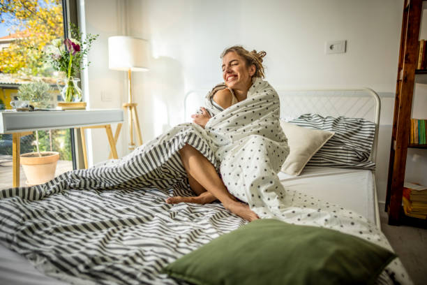 belles matinées confortables - waking up women bedding underwear photos et images de collection
