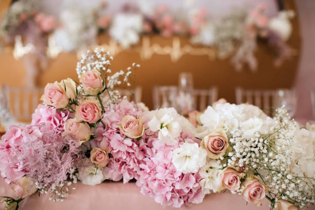 decorazione per una festa di vacanza. bouquet di fiori freschi sulla tavola nuziale - wedding centerpiece foto e immagini stock