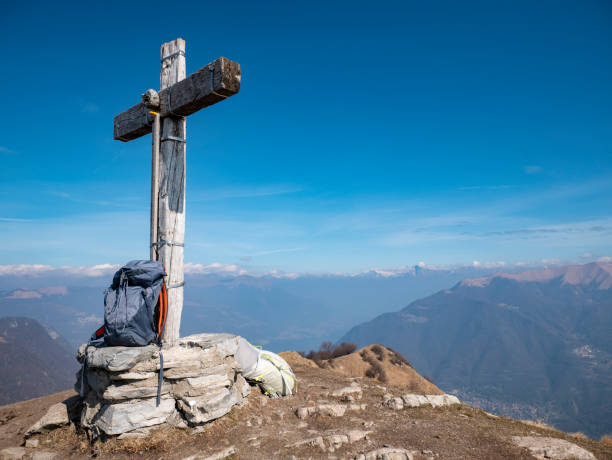 wood cross on the peak of mount colmegnone in valle intelvi - summit cross imagens e fotografias de stock