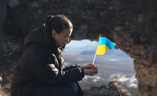 Una joven con la bandera de Ucrania en sus manos. photo