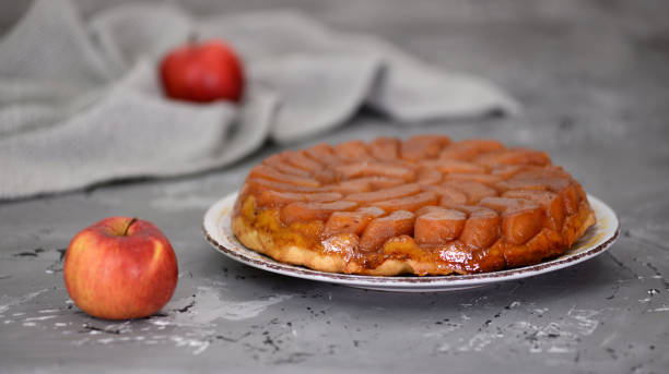 캐러멜화 사과와 크러스트 페이스트리를 곁들인 프랑스 전통 타르테 타틴. - tart caramel dessert pastry 뉴스 사진 이미지