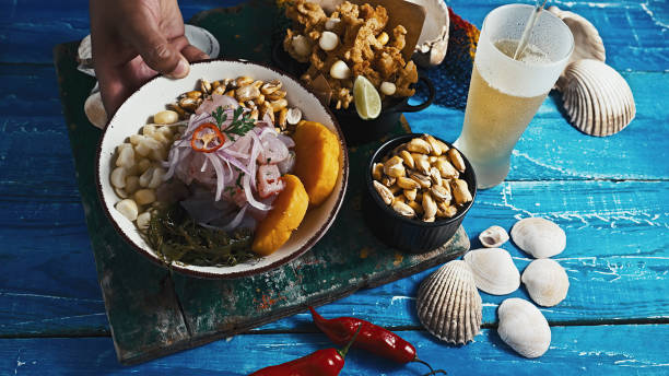 peruanische ceviche und tintenfisch chicharron - peruanische kultur stock-fotos und bilder