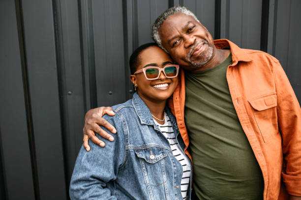 retrato de padre e hija - hijo adulto fotografías e imágenes de stock