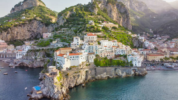 incredibile vista aerea della costiera amalfitana nella stagione estiva, costiera amalfitana. - sorrento foto e immagini stock