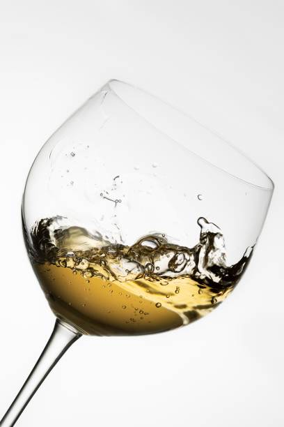 copa de vino blanco con líquido móvil - wine pouring wineglass white wine fotografías e imágenes de stock