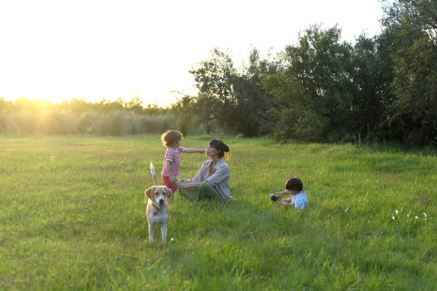 istock madre jugando con sus hijos al aire libre 1385235101