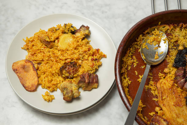 istock Plate with oven baked rice next to an earthenware casserole. Valencia, Spain 1385248974