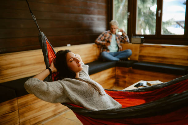 menschen entspannen in der berghütte - gemeinschaftsraum stock-fotos und bilder
