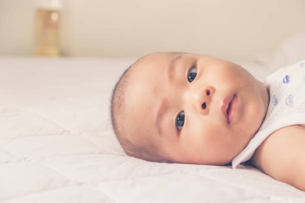 certainement l’heure de la sieste de bébé garçon - baby yawning asian ethnicity newborn photos et images de collection