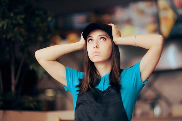 trabalhador de fast food estressado sentindo-se sobrecarregado fazendo horas extras - supermarket fast food fast food restaurant people - fotografias e filmes do acervo