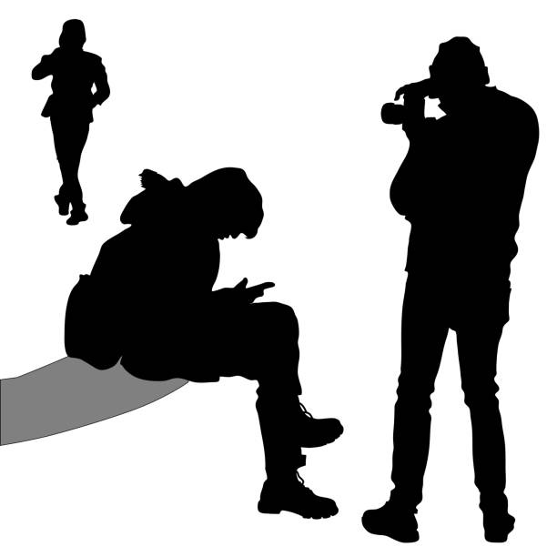 drei schwarze silhouetten von menschen. ein mann mit kamera, blickend von hinten, fotografiert eine frau beim verlassen. eine frau sitzt auf der bank und schaut mit gesenktem kopf auf den telefonbildschirm. vektorillustration. - silhouette photographer photographing photograph stock-grafiken, -clipart, -cartoons und -symbole