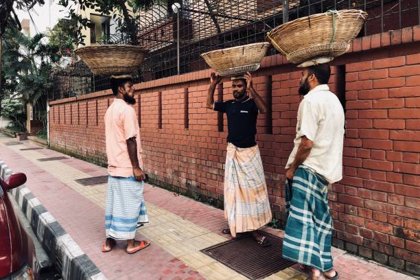 vendeurs bavardant dans la rue à dhaka, bangladesh - soi bangla photos et images de collection