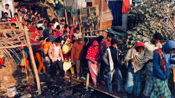 aller travailler dans un bidonville, dhaka, bangladesh - soi bangla photos et images de collection