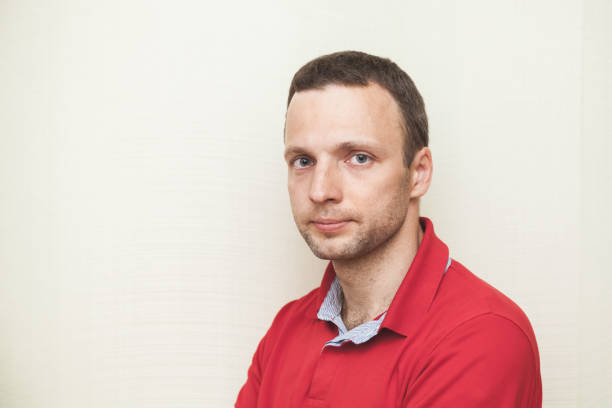 ritratto del volto di un giovane uomo europeo adulto - t shirt men red portrait foto e immagini stock