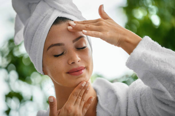 i take care of my skin regularly. - massage creme imagens e fotografias de stock
