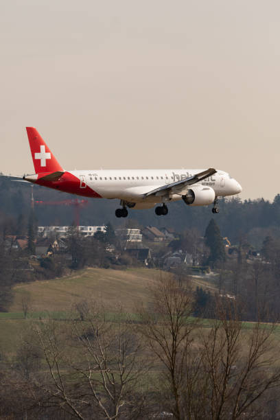 helvetic airways embraer e190-e2 airplane landing in zurich in switzerland - helvetic imagens e fotografias de stock