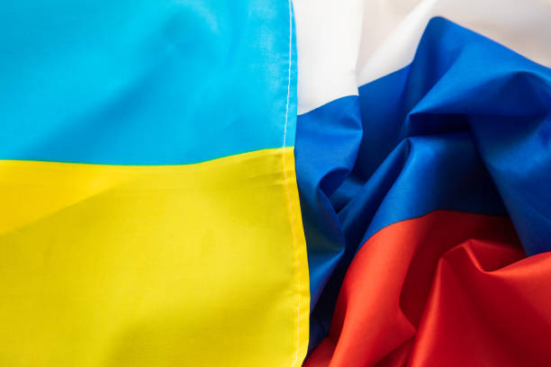 istock Ukrainian against Russian flag 1385363088
