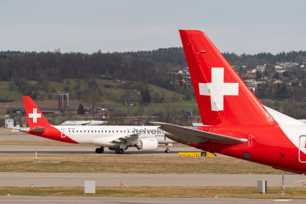 odrzutowiec helvetic airways embraer e190-e2 w zurychu w szwajcarii - swiss culture airplane airport business zdjęcia i obrazy z banku zdjęć