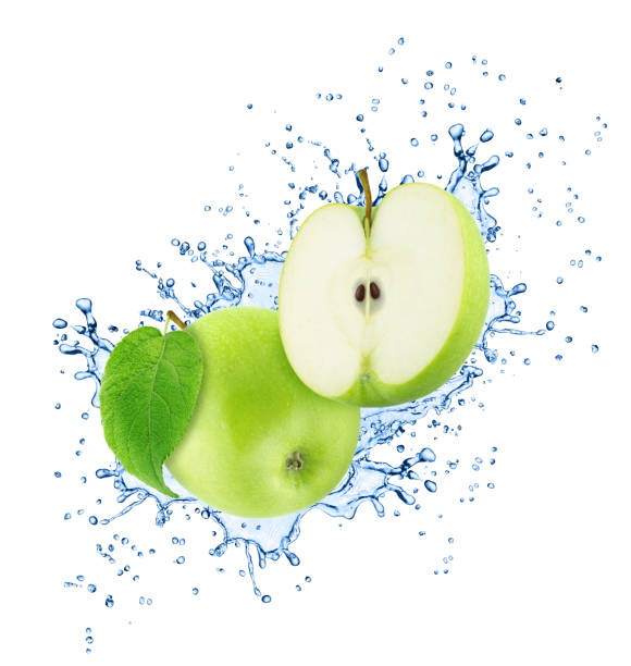 mele verdi intere e dimezzate in spruzzi d'acqua con piena profondità di campo isolate su sfondo bianco. - half full apple green fruit foto e immagini stock