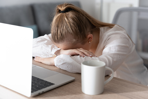Mujer deprimida frente a la computadora portátil photo
