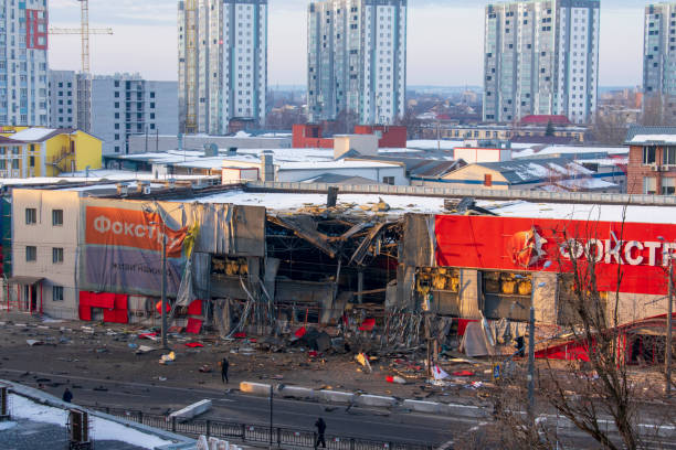 vista de la tienda después del bombardeo ruso del 15 de marzo de 2022 en kharkiv, ucrania. - ukraine war fotografías e imágenes de stock