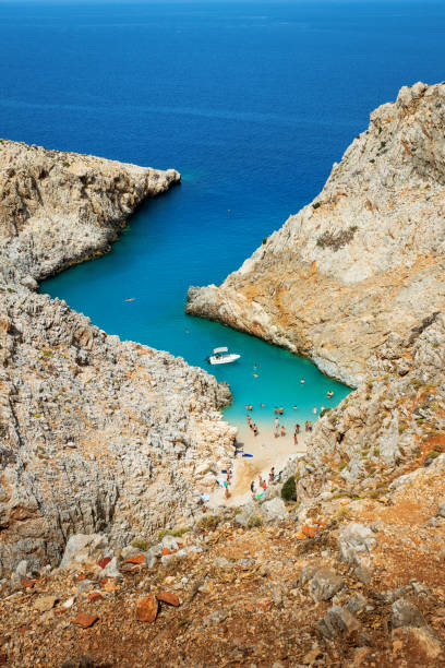 クレタ島、ギリシャの魔法のseitanリマニアビーチへの眺め - mountain looking at view beach cliff ストックフォトと画像