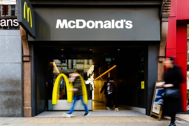 movimento sfocato delle persone fuori dal fast food mcdonald's sulla strada della città - crowd store europe city street foto e immagini stock