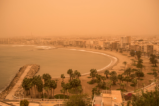 tormenta de arena que produce una atmósfera anaranjada photo