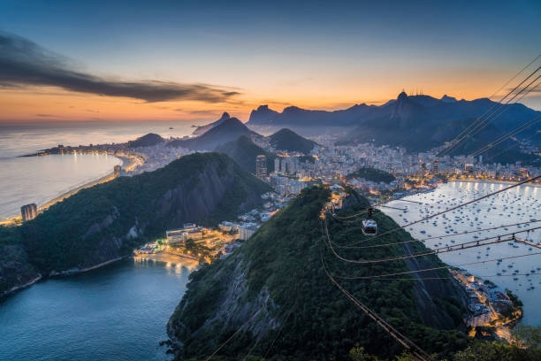 kolejka linowa sugarloaf i pejzaż miejski rio o zachodzie słońca w rio de janeiro, brazylia - rio de janeiro sugarloaf mountain landscape passenger craft zdjęcia i obrazy z banku zdjęć