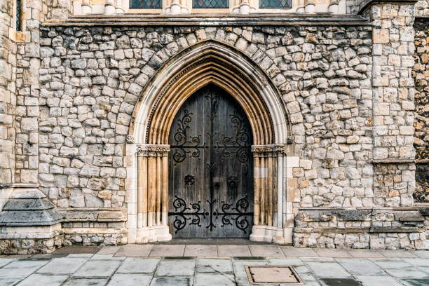 готический арочный дверной проем - gothic style castle church arch стоковые фото и изображения