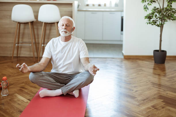 senior fitness man faisant de la méditation - floor women sitting yoga photos et images de collection