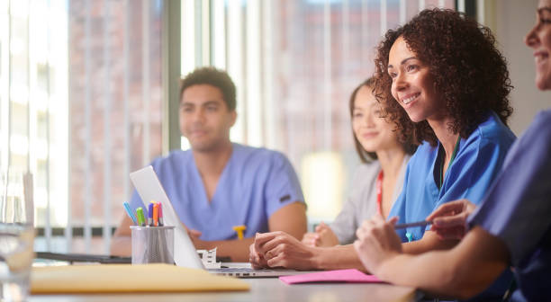 riunione del personale medico - laptop doctor using computer nurse foto e immagini stock